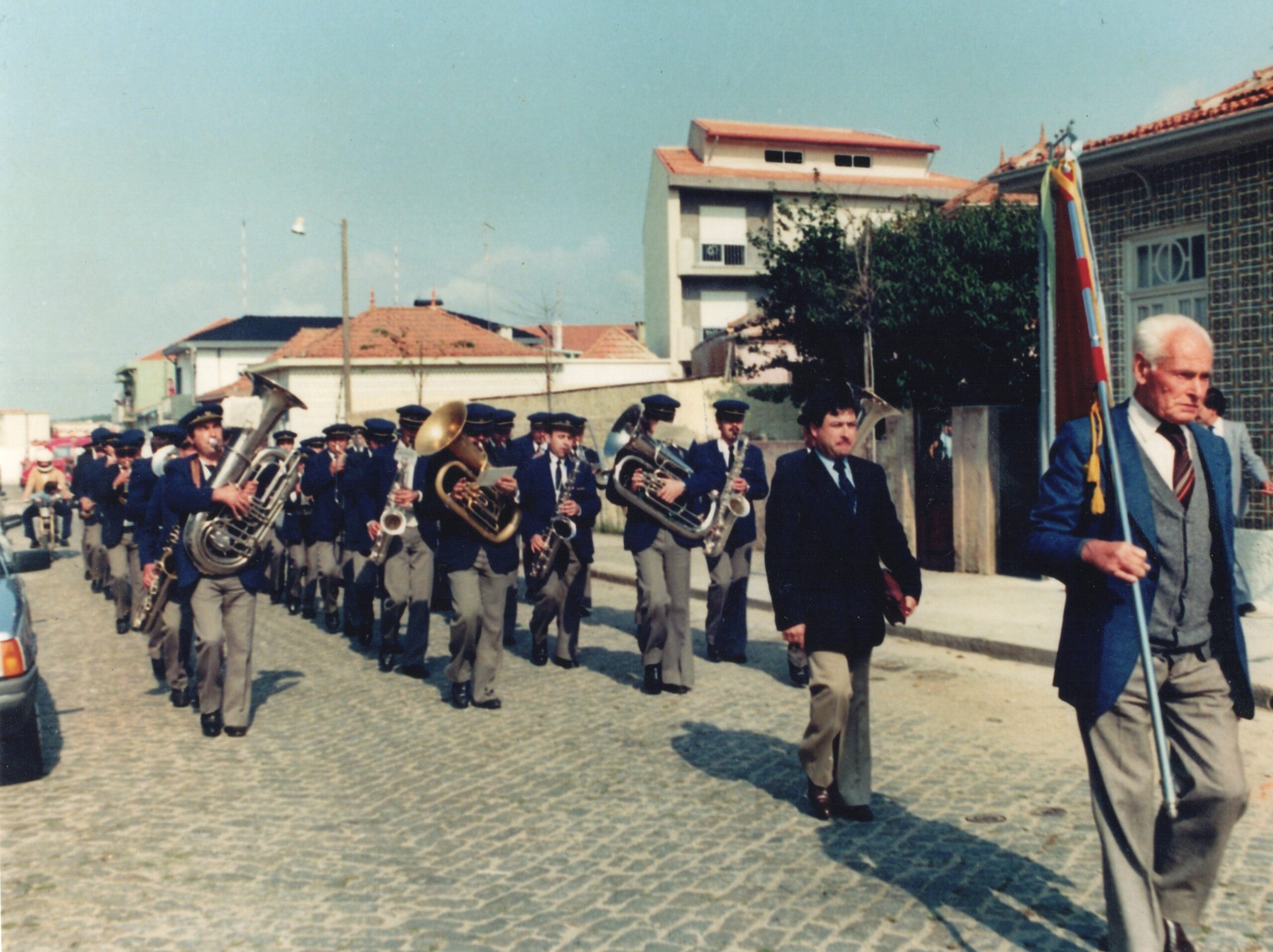 Banda de Espinho em desfile, com porta-estandarte